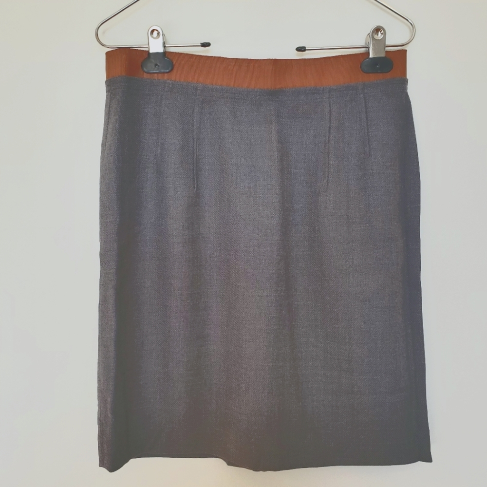 LOFT gray wool pencil skirt w tan band. pleated back zipper, lined 4P light wear